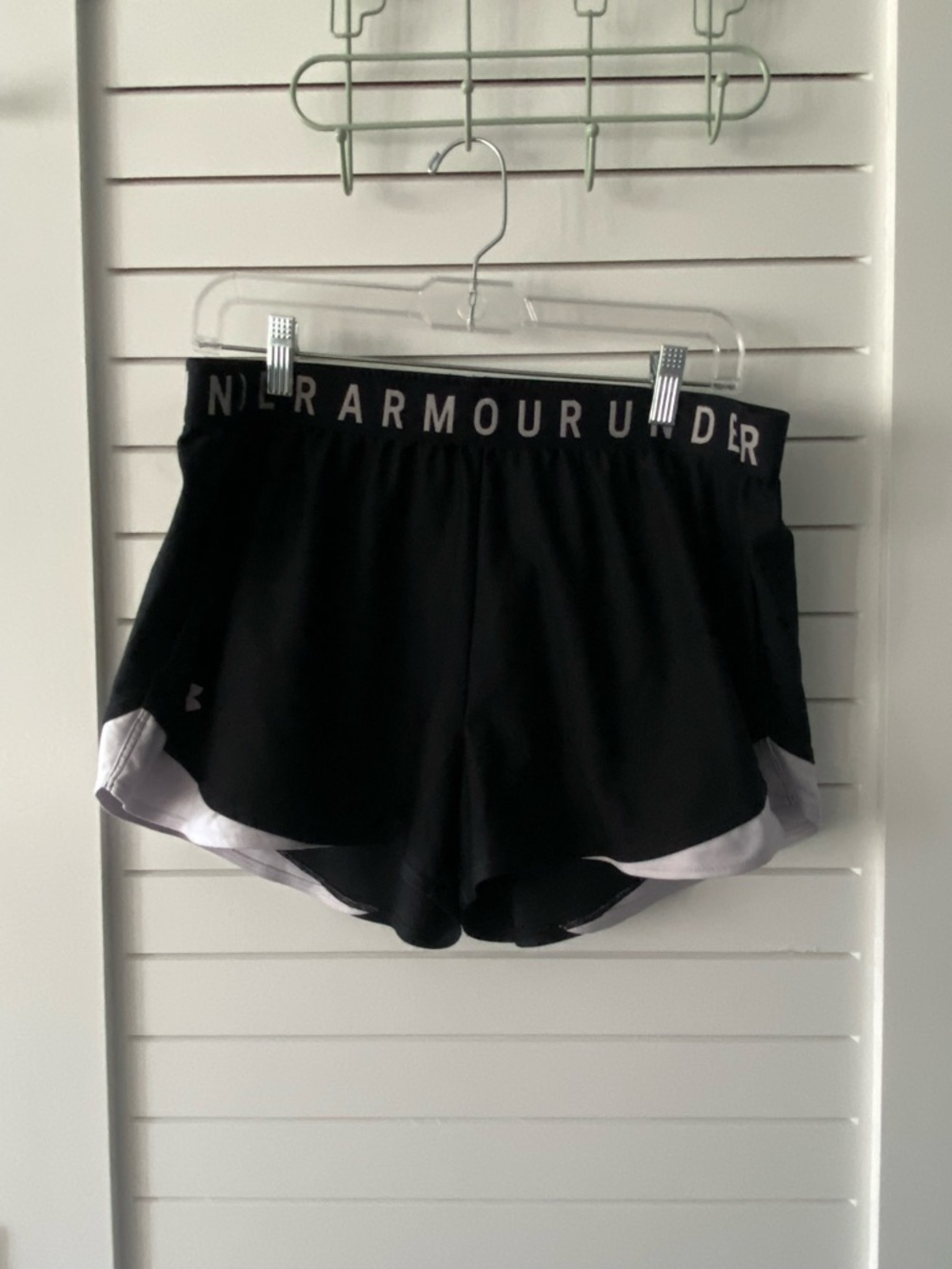 Under Armour Black and White Athletic Lightweight Shorts Size XL Has Pockets